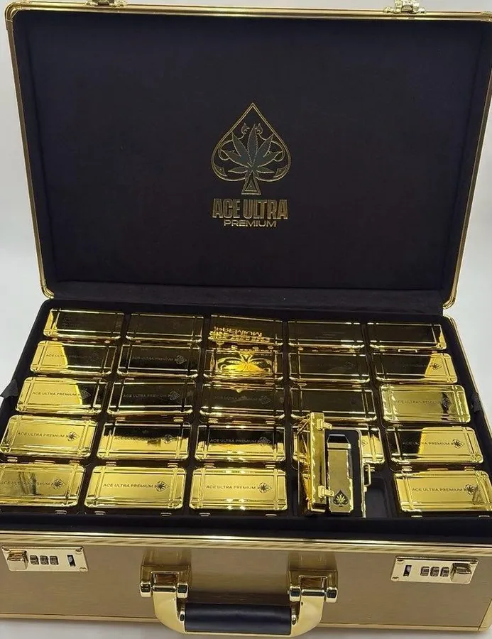 Ace Ultra Premium Gold Edition 100pcs — Gold Edition presentation case holding 100 sealed Ace Ultra Premium 2g disposable vapes