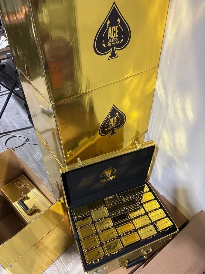 Ace Signature Gold Collection 10pcs — Signature Gold presentation case holding 10 sealed Ace Ultra Premium 2g disposable vapes